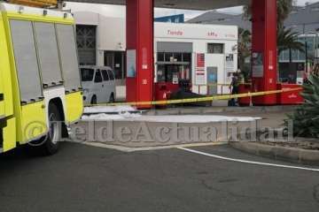 Un vehículo arranca de cuajo un surtidor de la gasolinera de El Goro (Foto TA)
