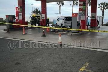 Un vehículo arranca de cuajo un surtidor de la gasolinera de El Goro (Foto TA)