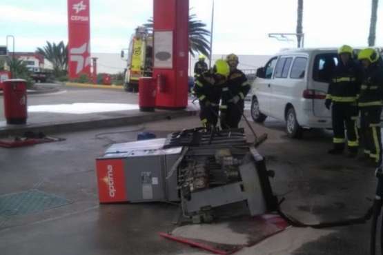 Un vehículo arranca de cuajo un surtidor de la gasolinera de El Goro (Foto TA)