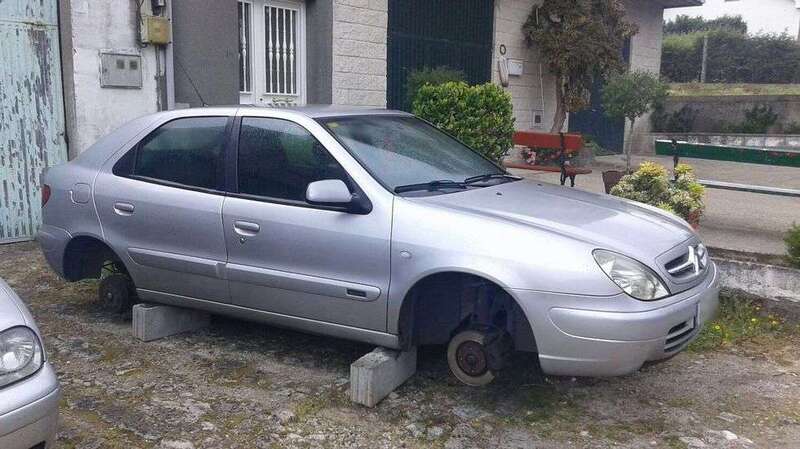 Imagen de archivo de un vehículo al que le robaron las cuatro ruedas (Foto TA)