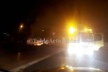  Las llamas acaban con 4 contenedores esta madrugada en Jinámar (Foto TA)