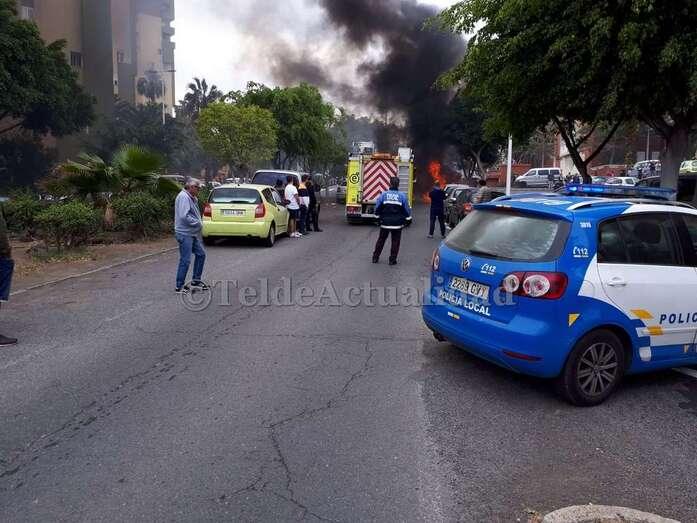 Imagen de archivo de una intervención policial y de bomberos en Jinámar (Foto TA)