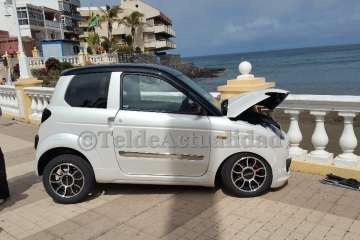 Un coche de LM casi provoca una tragedia en la avenida peatonal de Salinetas-Telde (Foto TA)