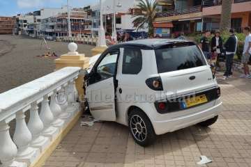 Un coche de LM casi provoca una tragedia en la avenida peatonal de Salinetas-Telde (Foto TA)