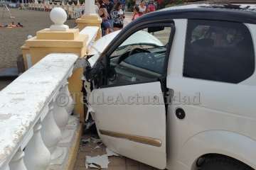Un coche de LM casi provoca una tragedia en la avenida peatonal de Salinetas-Telde (Foto TA)