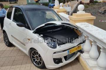 Un coche de LM casi provoca una tragedia en la avenida peatonal de Salinetas-Telde (Foto TA)