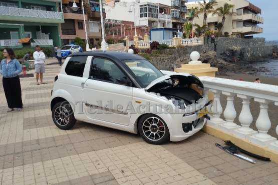 Un coche de LM casi provoca una tragedia en la avenida peatonal de Salinetas-Telde (Foto TA)