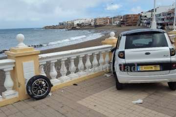 Un coche de LM casi provoca una tragedia en la avenida peatonal de Salinetas-Telde (Foto TA)