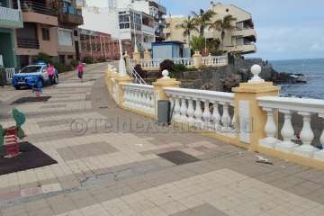 Un coche de LM casi provoca una tragedia en la avenida peatonal de Salinetas-Telde (Foto TA)