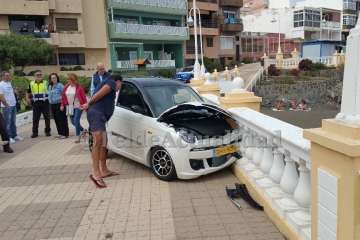 Un coche de LM casi provoca una tragedia en la avenida peatonal de Salinetas-Telde (Foto TA)