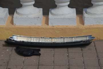 Un coche de LM casi provoca una tragedia en la avenida peatonal de Salinetas-Telde (Foto TA)