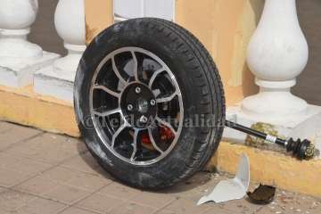 Un coche de LM casi provoca una tragedia en la avenida peatonal de Salinetas-Telde (Foto TA)