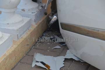 Un coche de LM casi provoca una tragedia en la avenida peatonal de Salinetas-Telde (Foto TA)