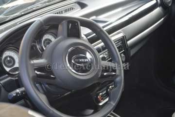 Un coche de LM casi provoca una tragedia en la avenida peatonal de Salinetas-Telde (Foto TA)