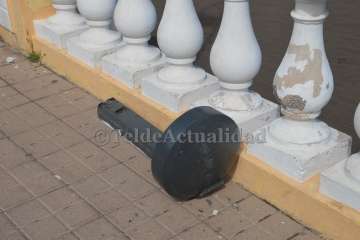 Un coche de LM casi provoca una tragedia en la avenida peatonal de Salinetas-Telde (Foto TA)