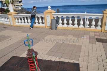 Un coche de LM casi provoca una tragedia en la avenida peatonal de Salinetas-Telde (Foto TA)