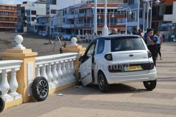Un coche de LM casi provoca una tragedia en la avenida peatonal de Salinetas-Telde (Foto TA)