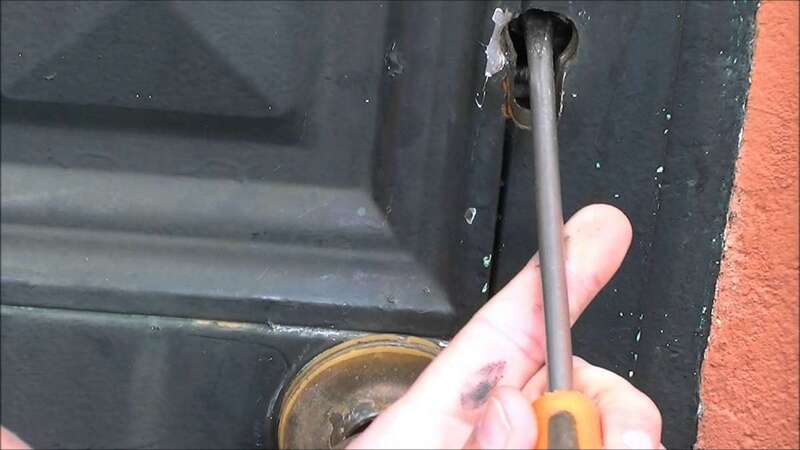 Imagen de archivo de una cerradura forzada con un destornillador (Foto TA)