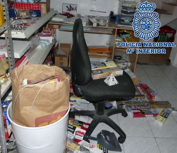 Imagen del interior del bazar tras el robo (Foto TA)