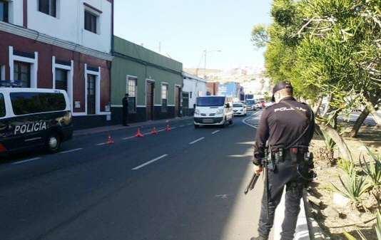 Policía Nacional en un control en Jinámar (Foto TA)