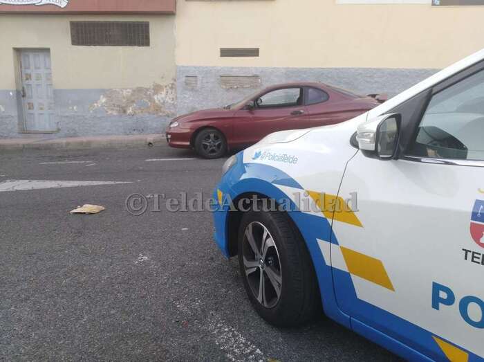 El vehículo que conducía el joven, en una calle de Las Longueras, hace unos minutos (Foto TA)