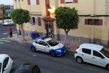 Un joven se atrinchera de La Policía Local en Las Longueras tras una persecución en coche por Telde (Foto TA)
