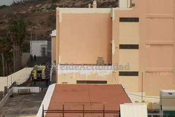 Incendio en el colegio Montiano Placeres de Jinámar (Foto TA)