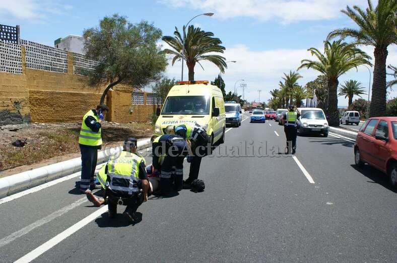 Policías y sanitarios atienden al motorista herido (Foto TA)