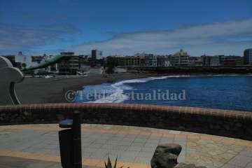  Los socorristas sacan de La Garita a un hombre que se cayó al mar por Las Salinas (Foto TA)