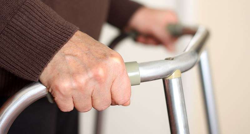 Anciano con andador (Foto TA)