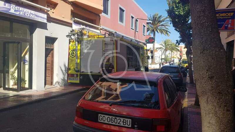 La unidad de los bomberos en la calle de Navarra (Foto TA)