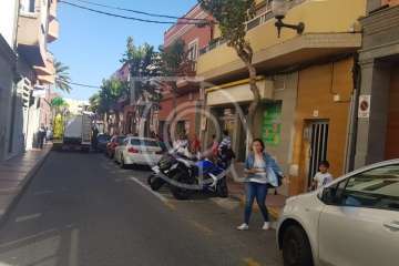 Evacuada por el balcón una mujer que sufrió una caída en una vivienda de Telde (Foto TA)
