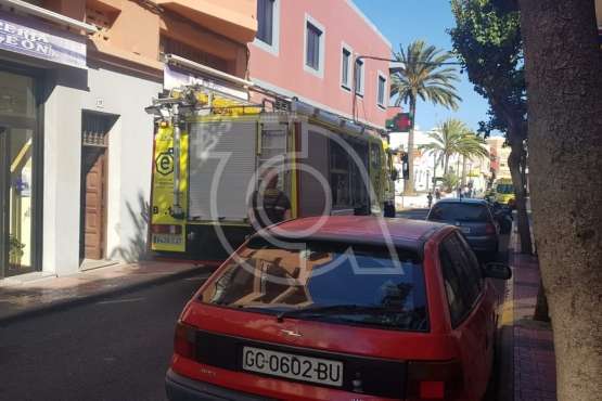 Evacuada por el balcón una mujer que sufrió una caída en una vivienda de Telde (Foto TA)