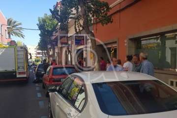 Evacuada por el balcón una mujer que sufrió una caída en una vivienda de Telde (Foto TA)