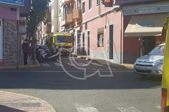 Evacuada por el balcón una mujer que sufrió una caída en una vivienda de Telde (Foto TA)