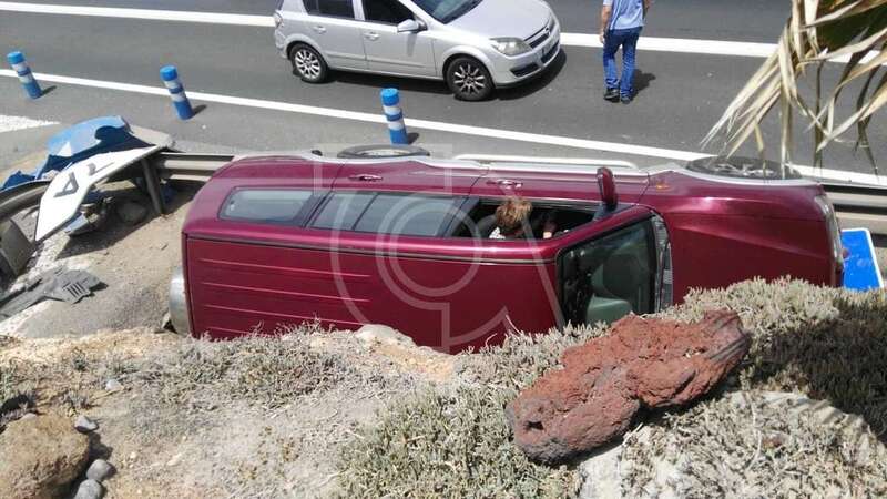 El vehículo volcado (Foto TA)