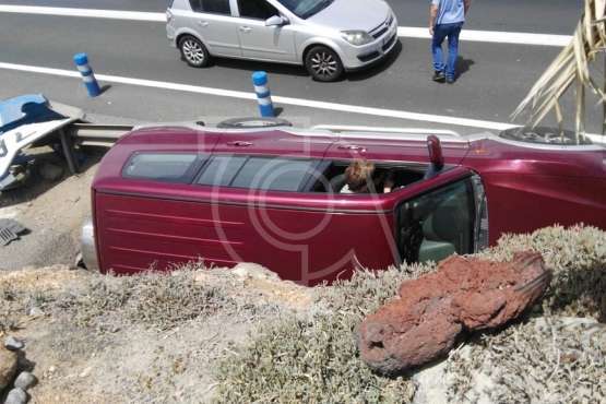 Dos heridos en el vuelco de un todoterreno en la entrada a La Pardilla (Foto TA)