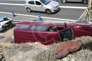Dos heridos en el vuelco de un todoterreno en la entrada a La Pardilla (Foto TA)