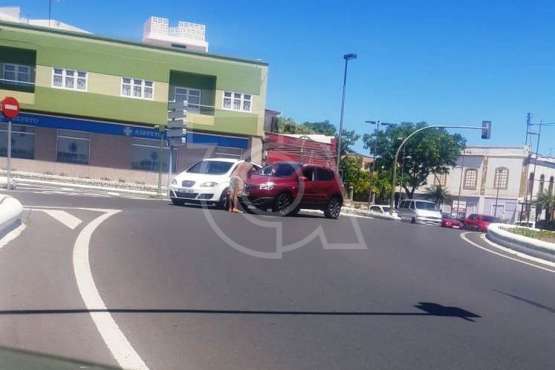 Taponazo entre dos vehículos en la rotonda de Telde (Foto TA)