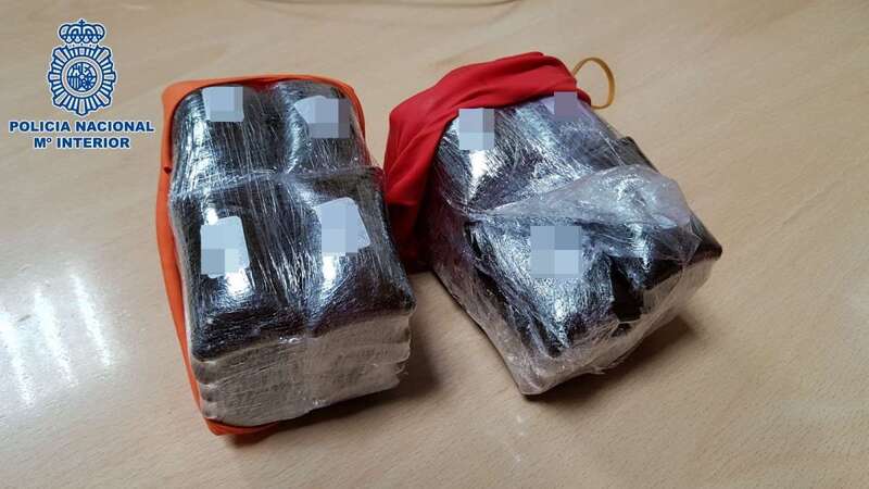 Imagen de los dos paquetes de hachís que portaba el detenido (Foto TA)