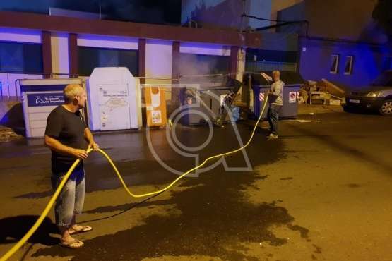 Los vecinos hacen de bomberos y sofocan el incendio de un contenedor en Lomo Cementerio (Foto TA)