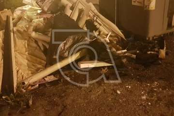 Los vecinos hacen de bomberos y sofocan el incendio de un contenedor en Lomo Cementerio (Foto TA)