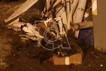 Los vecinos hacen de bomberos y sofocan el incendio de un contenedor en Lomo Cementerio (Foto TA)