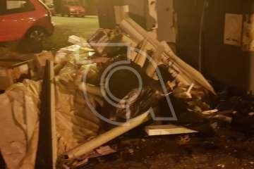 Los vecinos hacen de bomberos y sofocan el incendio de un contenedor en Lomo Cementerio (Foto TA)