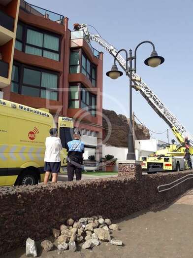 Los bomberos y el personal sanitario pudieron evacuar a esta persona gracias al camión escala (Foto TA).