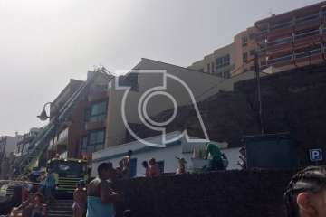 Operativo de emergencia para evacuar a una persona en Melenara (Foto TA)