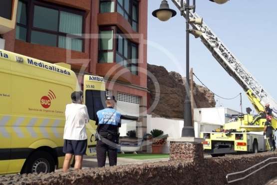 Operativo de emergencia para evacuar a una persona en Melenara (Foto TA)