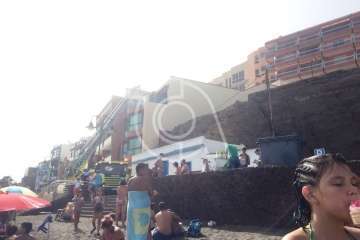 Operativo de emergencia para evacuar a una persona en Melenara (Foto TA)