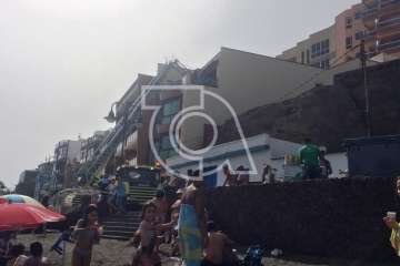 Operativo de emergencia para evacuar a una persona en Melenara (Foto TA)