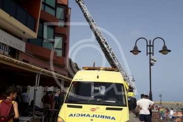 Operativo de emergencia para evacuar a una persona en Melenara (Foto TA)